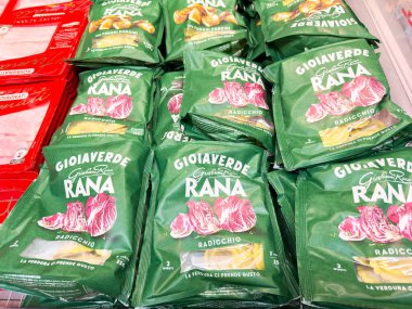 Tarvisio, İtalya - 17 Ekim 2025: Gioiaverde Rana radicchio paketleri bakkalda düzenlendi, taze malzemelerin altını çizildi ve mutfak kullanımı için cazip tasarım