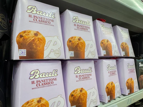 Tarvisio, İtalya - 17 Ekim 2025: Rafa dizilmiş Bauli panettone kutuları, bayram keyfi için şenlikli tasarım ve cezbedici ikramlar