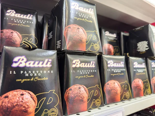Tarvisio, İtalya - 17 Ekim 2025: Çikolata dolu Bauli panettone kutuları bir süpermarket rafında sergileniyor, bayram vesilesi ve kutlamalar için mükemmel