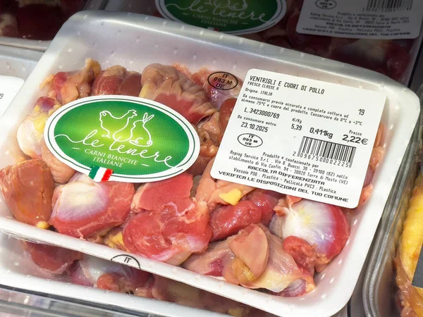Tarvisio, İtalya - 17 Ekim 2025: Le Tenere ambalajında sergilenen taze tavuk parçaları, zengin renk ve dokuların altını çizmek, fotokopi alanı ile yemek fotoğrafçılığı için mükemmel