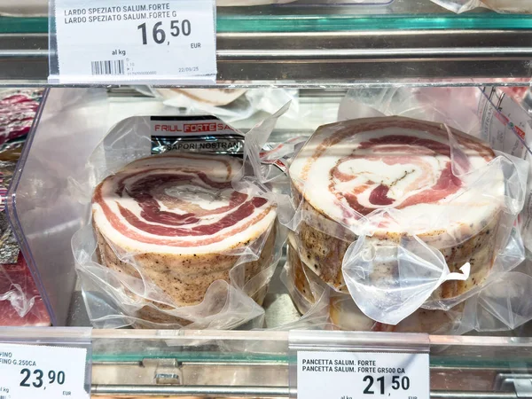 Tarvisio, İtalya - 17 Ekim 2025: İtalyan pancetta ve lardo, zengin mermer dokularını ve gurme cazibesini vurgulayan bir şarküteri kutusunda güzelce paketlenmiştir.