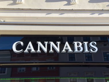 Villach, Avusturya - 29 Ekim 2025: Esrar dükkanı tabelası mağaza vitrininde, çağdaş tasarım ve kentsel atmosferi vurguluyor ve potansiyel müşterileri ziyaret etmeleri için cezbediyor