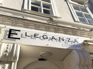 Villach, Avusturya - 29 Ekim 2025: Eleganza İtalyan Restoran tabelası karmaşık mimari ayrıntılara sahip şık bir binada belirgin bir şekilde yer almaktadır