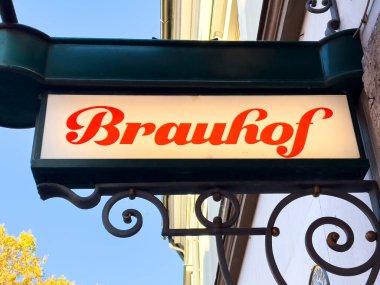 Villach, Avusturya - 29 Ekim 2025: Brauhof tabelası dış yapı üzerine sergilendi, klasik tasarım ve sıcak renkler içeren, davetkar bir ortam yarattı