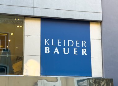 Villach, Avusturya - 29 Ekim 2025: KLEIDER BAUER tabelası kentsel tasarım ve perakende atmosferi vurguluyor