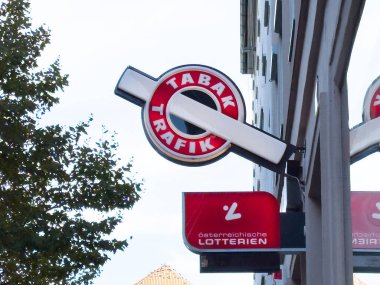 Villach, Avusturya - 29 Ekim 2025: TABAK TRAFIK tabelası, kentsel markalaşmayı ve canlı şehir ortamını ön plana çıkaran bir binaya yerleştirildi