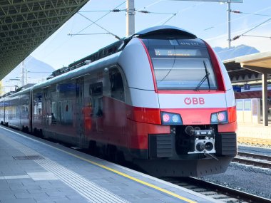 Villach, Avusturya - 29 Ekim 2025: OBB treni, modern tasarım ve canlı renklerle dolu, toplu taşıma verimliliğini vurgulayan bir platformda konuşlandırılmıştır.