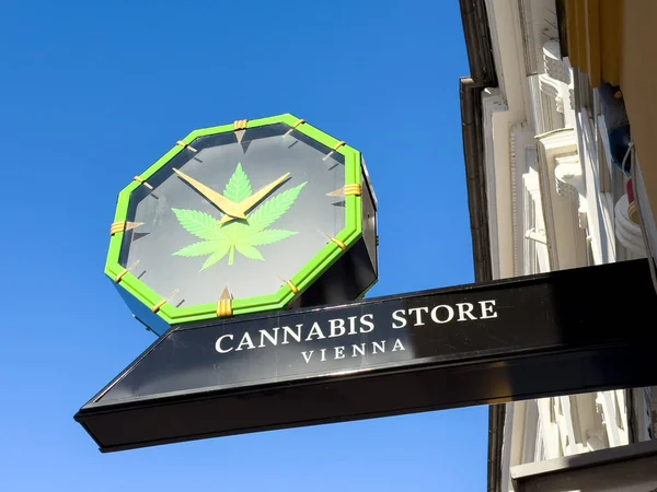Villach, Avusturya - 29 Ekim 2025: Viyana 'da kenevir deposu tabelası, kenevir yaprağıyla bir saat sergiliyor, konumun canlı atmosferini vurguluyor