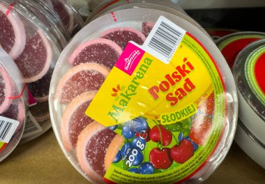 Klagenfurt, Avusturya - 29 Ekim 2025: Makarena Polski Sad meyve jöleli şekerlemeleri, parlak renklerle ve çekici tasarımlarla dolu bir mağaza rafında sergilendi