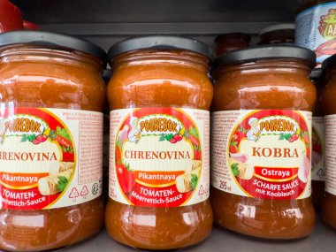 Klagenfurt, Avusturya - 29 Ekim 2025: Chrenovina ve Kobra soslarının renkli kavanozları süpermarket raflarında sergilendi