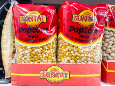 Klagenfurt, Avusturya - 29 Ekim 2025: Suntat patlamış mısır torbaları parlak renkler ve çekici tasarım içeren bir süpermarket rafında belirgin bir şekilde sergilenmektedir