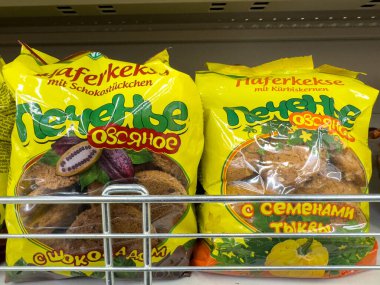 Klagenfurt, Avusturya - 29 Ekim 2025: Süpermarket raflarında eşsiz tatlar içeren parlak renkli kurabiye paketleri, müşterileri lezzetli seçenekleri keşfetmeye davet ediyor