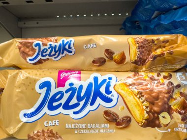 Klagenfurt, Avusturya - 29 Ekim 2025: Fındıklı Jezyki kafe bisküvileri bir süpermarket rafında, çikolata meraklıları için mükemmel bir şekilde düzenlenmiştir