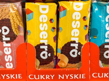 Klagenfurt, Avusturya - 29 Ekim 2025: Parlak renkli Deserro çikolataları, eşsiz tatlar ve göz alıcı ambalajları vurguluyor