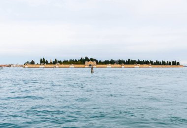 Murano, İtalya - 21 Kasım 2024: Canlı yeşillik ve mimari detaylarla dolu Murano Adası 'nın güzel perspektifi, seyahat fotoğrafçılığı ve keşfi için ideal