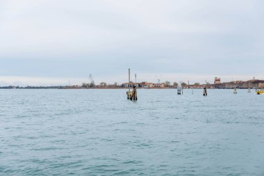 Murano, İtalya - 21 Kasım 2024: Huzurlu sulara ve büyüleyici mimariye sahip Murano Adası manzarası, bu ünlü yerin özünü yansıtıyor