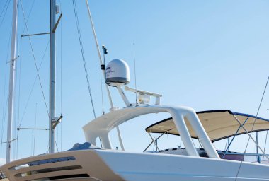 Trieste, İtalya - 14 Ekim 2025: Lüks yat, parlak mavi gökyüzünün altında limana demirlemiş modern tasarım ve gelişmiş navigasyon ekipmanlarına sahiptir.