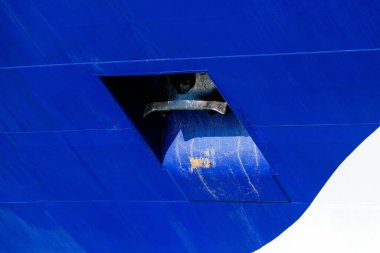 Çapa ve pas detaylarıyla mavi geminin gövdesine yaklaş..