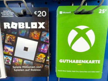 Villach, Avusturya - 12 Kasım 2025: Roblox ve Xbox hediye kartları perakende satış ortamında sergilenmekte ve oyun meraklılarına sanal para birimi sunulmaktadır