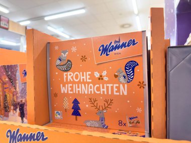 Villach, Avusturya - 12 Kasım 2025: Neşe ve kutlamalarla dolu bir perakende ortamında 