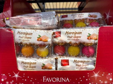 Villach, Avusturya - 12 Kasım 2025: Favorina Marzipan Marzipan Meyve Şekerleri, bayram kutlamaları ve hediye kutlaması için ideal kırmızı bir kutuda canlı badem şekerler sergiliyor