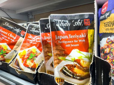 Villach, Avusturya - 12 Kasım 2025: Shaw 'ın Japon Teriyaki sosu paketleri renkli tasarımlar ve mutfak cazibesinin vurgulandığı bir süpermarket rafına yerleştirildi