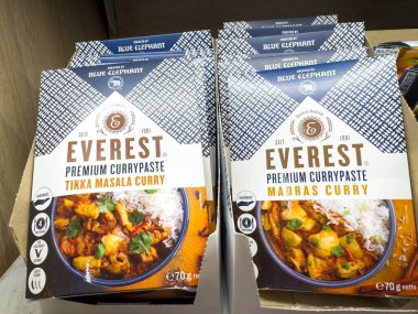 Villach, Avusturya - 12 Kasım 2025: Tikka Masala ve Madras Curry aromalı Everest prim körimatı kutuları bir bakkalda güzelce düzenlenmiştir