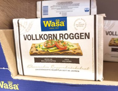 Villach, Avusturya - 12 Kasım 2025: Wasa Vollkorn Roggen çıtır ekmek paketi rafta, renkli malzemeler ve çekici görsellerle besleyici atıştırmalık seçimi vurgulanıyor