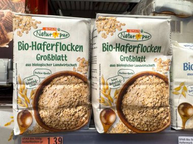 Villach, Avusturya - 25 Kasım 2025: SPAR Natur * pur organik yulaf gevrekleri, sağlık ve besinleri vurgulayan bir süpermarket rafında belirgin bir şekilde sergilenmektedir