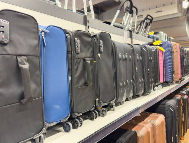 Villach, Avusturya - 25 Kasım 2025: Bir perakende mağazasında birden fazla bavul gösterimi, dayanıklı bagaj seçenekleri arayan gezginler için farklı renkler ve tasarımlar