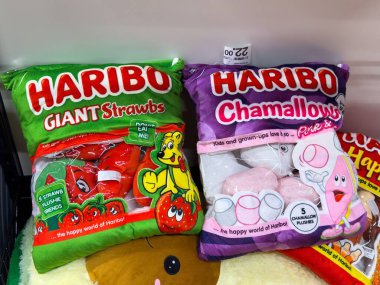 Villach, Avusturya - 25 Kasım 2025: Dev Strawbs ve Chamallows 'un yer aldığı Haribo şeker torbaları canlı bir perakende ortamında sergilenmektedir