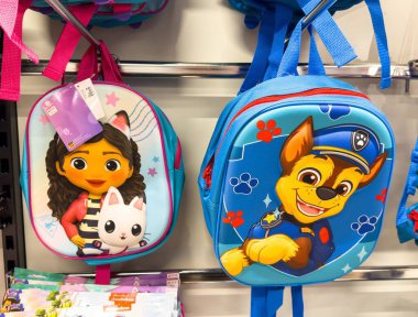 Villach, Avusturya - 25 Kasım 2025: Parlak tasarlanmış çocuk sırt çantaları Kedi ve köpeği olan bir kız, okul, oyun ya da günlük kullanım için ideal