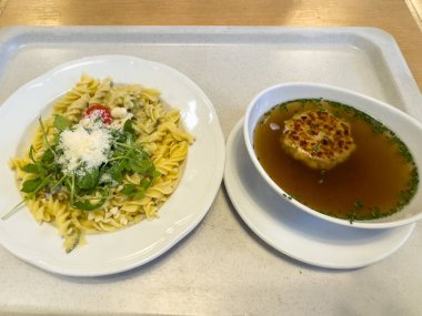 Fusilli makarna roka ve soğan çorbası ile tepside.