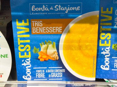 Tarvisio, İtalya - 14 Ağustos 2025: Bonta di Stagione çorba paketi, taze malzemeler ve mevsimsel lezzetlerle sağlıklı beslenmeyi teşvik eden renkli sebzeler sunuyor