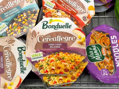Tarvisio, İtalya - 14 Ağustos 2025: Bonduelle 'in Mısır gevreği kuskus ürünleri bir süpermarket rafında, canlı ambalajları ve sağlıklı yemek seçeneklerini ön plana çıkararak düzenlenmiştir.