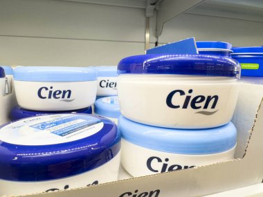 Villach, Avusturya - 02 Aralık 2025: Sien cilt ürünleri, mavi kapaklı ve beyaz bazlı krema kaplarının yer aldığı bir perakende sahanlığında düzenli olarak düzenlenmektedir