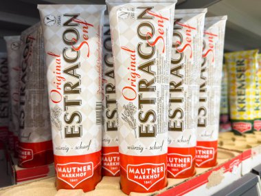 Villach, Avusturya - 02 Aralık 2025: Mautner Markhof 'tan gelen Estragon Senf hardal tüpleri bir süpermarket rafında düzenli bir şekilde düzenlenmiştir.