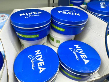 Villach, Avusturya - 02 Aralık 2025: NIVEA Krem kapları, tanınabilir mavi kapaklar ve cilt meraklıları için markalaştırılan karton bir kutuda düzenlenmiştir.