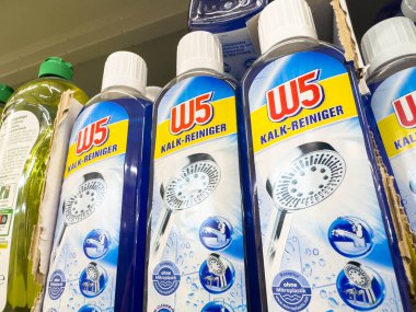 Villach, Avusturya - 02 Aralık 2025: W5 Kalk-Reiniger şişeleri bir süpermarket rafına yerleştirilmiş, parlak renkleri ve temizlik etkinliği vurgulanıyor