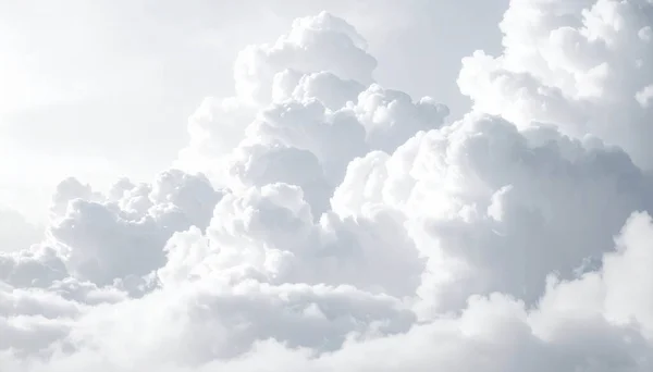 Kabarık beyaz bulutlar gökyüzüne hükmediyor, yumuşak gölgeler bırakıyor ve huzurlu bir ortam yaratıyor, doğanın dingin ve huzurlu ortamının güzelliğini gözler önüne seriyor.