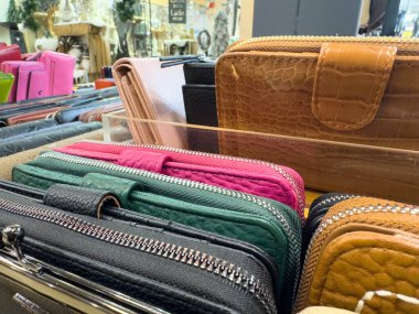 Villach, Avusturya - 10 Aralık 2025: Perakende mağazasında çeşitli canlı cüzdanlar, farklı malzeme ve renkler, moda severler ve hediye arayanlar için ideal