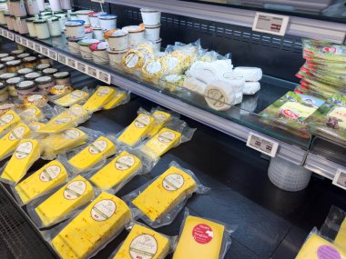 Villach, Avusturya - 10 Aralık 2025: Markette çeşitli dokuların vurgulanması ve müşteriler için cazip paketleme