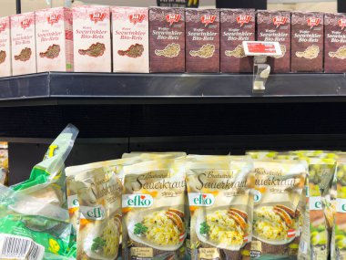 Villach, Avusturya - 10 Aralık 2025: Sauerkraut ürünleri süpermarket raflarında organik seçenekler ve sağlık bilincine sahip müşteriler için çeşitli paketler sunulmaktadır.