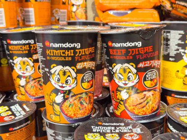 Villach, Avusturya - 10 Aralık 2025: Kimchi Jjigae ve Biftek Jjigae aromalı Namdong K-Noodles renkli ambalajları ve çekici tasarımları vurguluyor