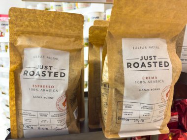 Villach, Avusturya - 10 Aralık 2025: Julius Meinl 'den gelen kahve poşetleri Sadece kavrulmuş marka espresso ve krema çeşitleri zengin dokular ve toprak renkler