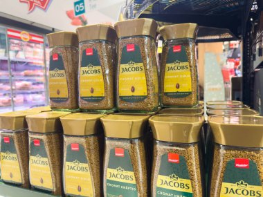 Villach, Avusturya - 10 Aralık 2025: Jacobs kahve kavanozları çekici ambalaj ve renklerle Cronat Gold markasını ön plana çıkaran bir süpermarket rafında sergileniyor