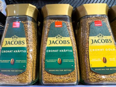 Villach, Avusturya - 10 Aralık 2025: Jacobs kahve kavanozları Cronat Kraftig ve Cronat Gold karışımlarını sergiliyor, bir perakende satış ortamında zengin lezzet ve aromaları vurguluyor