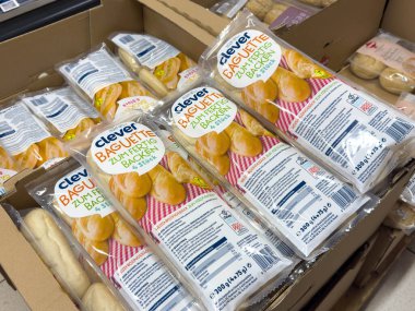 Villach, Avusturya - 10 Aralık 2025: Akıllı baget paketleme bir markette belirgin bir şekilde sergileniyor, taze pişmiş ürünler ve cazip müşteriler ön plana çıkıyor