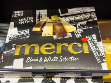 Villach, Avusturya - 10 Aralık 2025: Sınırlı sayıda üretilen Merci çikolata kutusu, özel durumlarda hediye etmek için zarif bir şekilde tasarlandı.