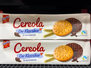 Villach, Avusturya - 10 Aralık 2025: Cereola kurabiye paketi sütlü çikolata, süpermarket rafında düzenlenmiş, çekici tasarım ve markalaşmayı vurguluyor